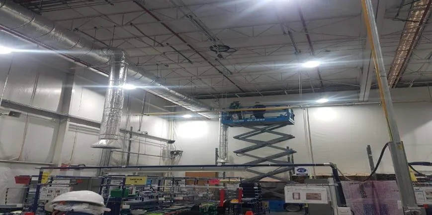 Espiroducto galvanizado con campana instalado en planta industrial