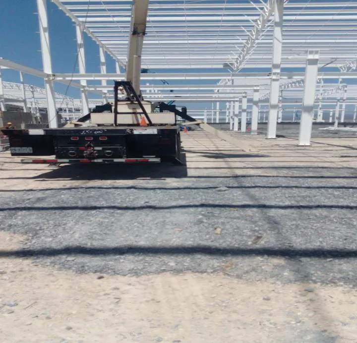 Camión plataforma dentro de una nave industrial en construcción